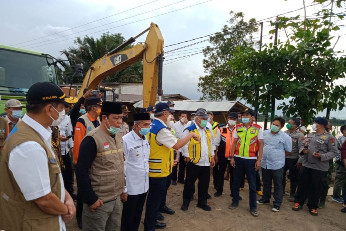 PUPR Minister observes, South Kalimantan's bridge cut off again