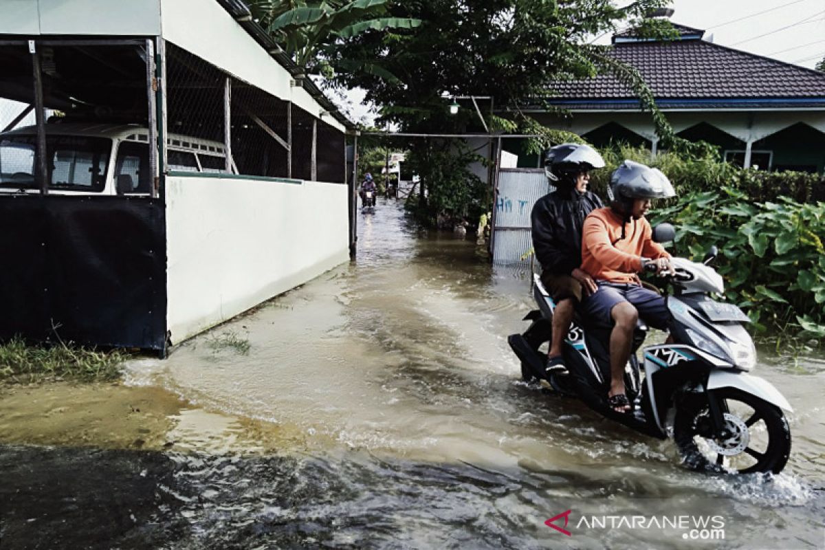 Hari keempat banjir di Banjarmasin tinggi air belum surut