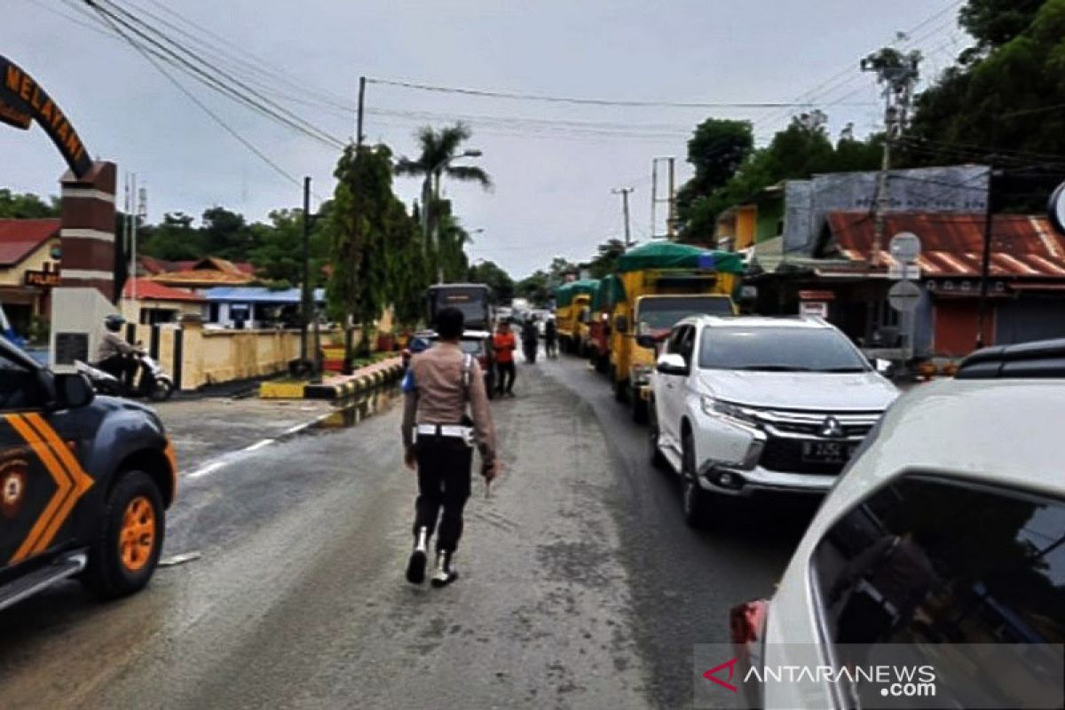 Cegah penjarahan, Polres Majene kawal bantuan masuk ke pengungsian