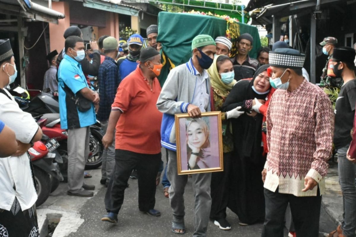 Jenazah Dinda Amalia, siswi Kelas-IX SMP korban Sriwijaya   dimakamkan