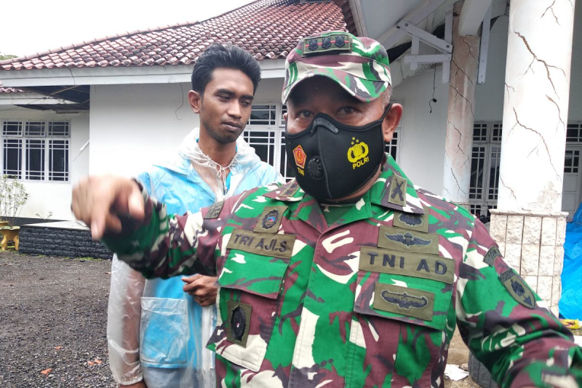 TNI bersihkan reruntuhan gedung akibat gempa