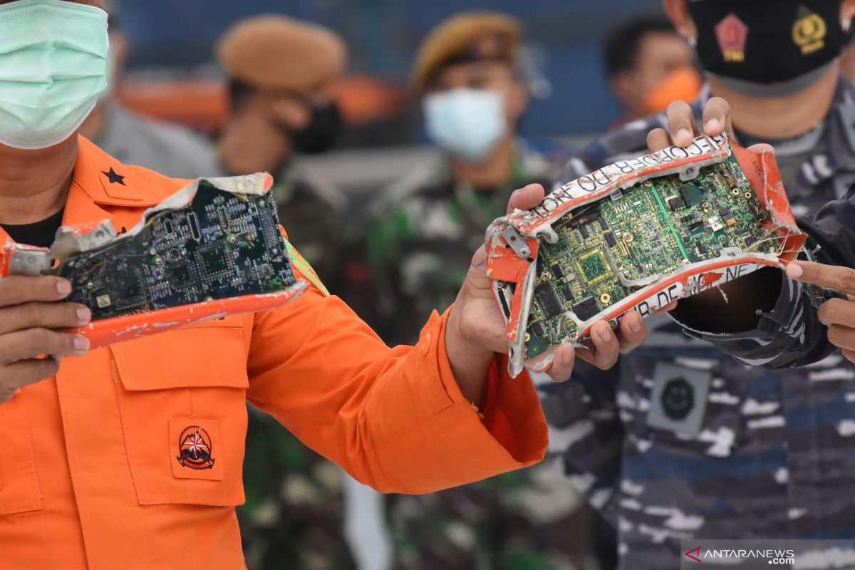 Satgas SAR TNI AL menemukan 3 kantong serpihan badan pesawat SJ-182