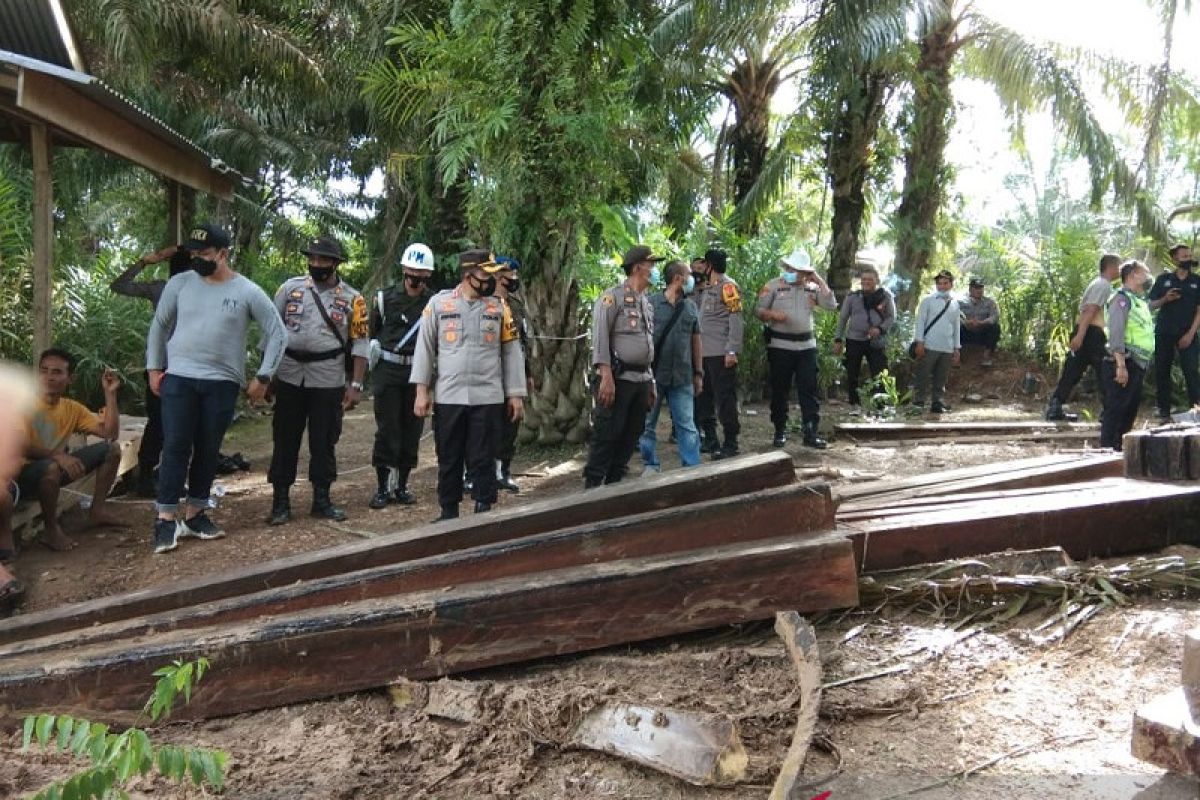 Tim gabungan sita 127 batang kayu meranti hasil pembalakan liar