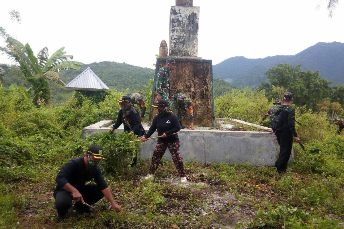 TNI dan Hipakad bersihkan Monumen Pertahanan 1958 di Bone Bolango