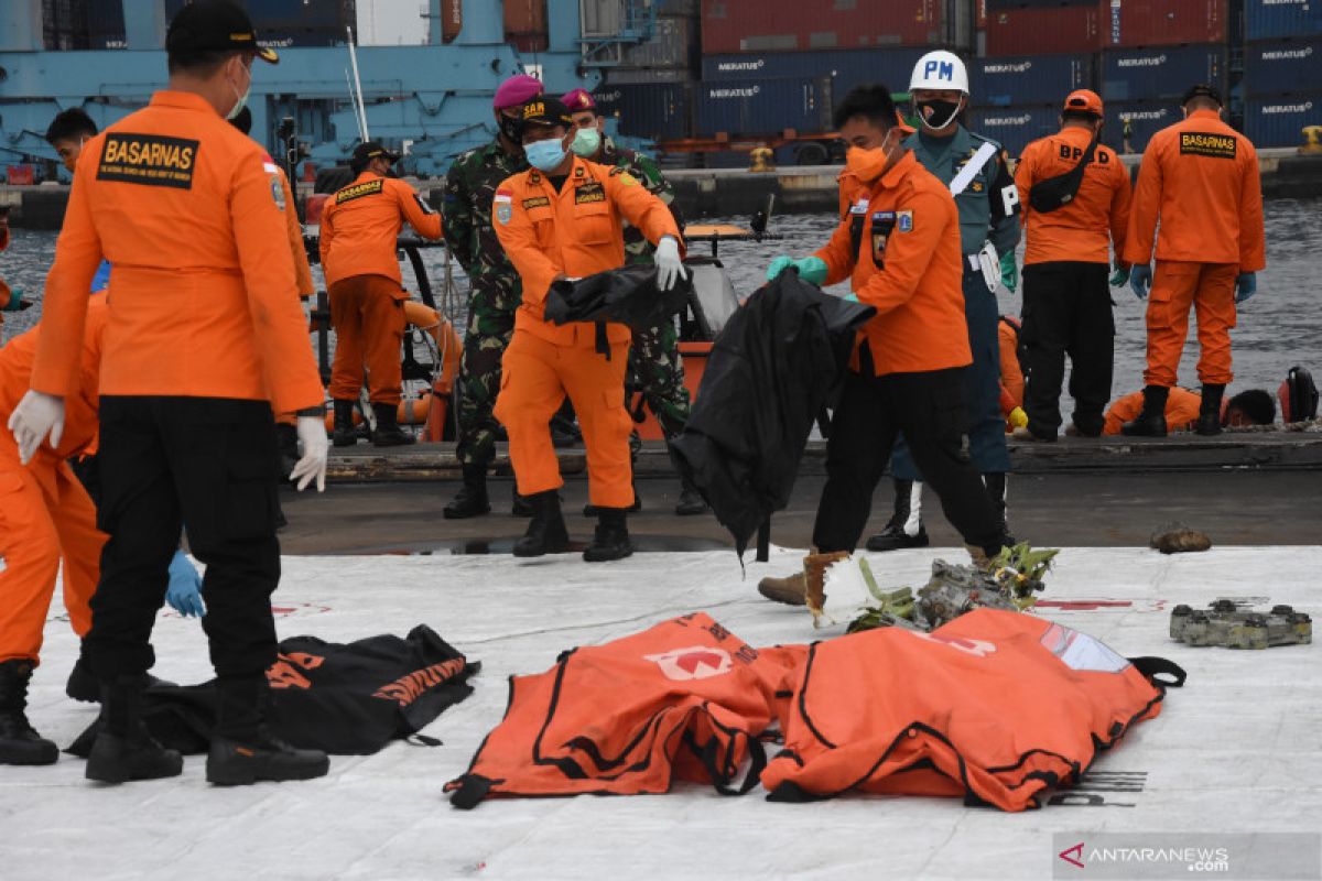 Basarnas temukan 14 kantong jasad dan serpihan pesawat Sriwijaya SJ-182 di hari ke-9