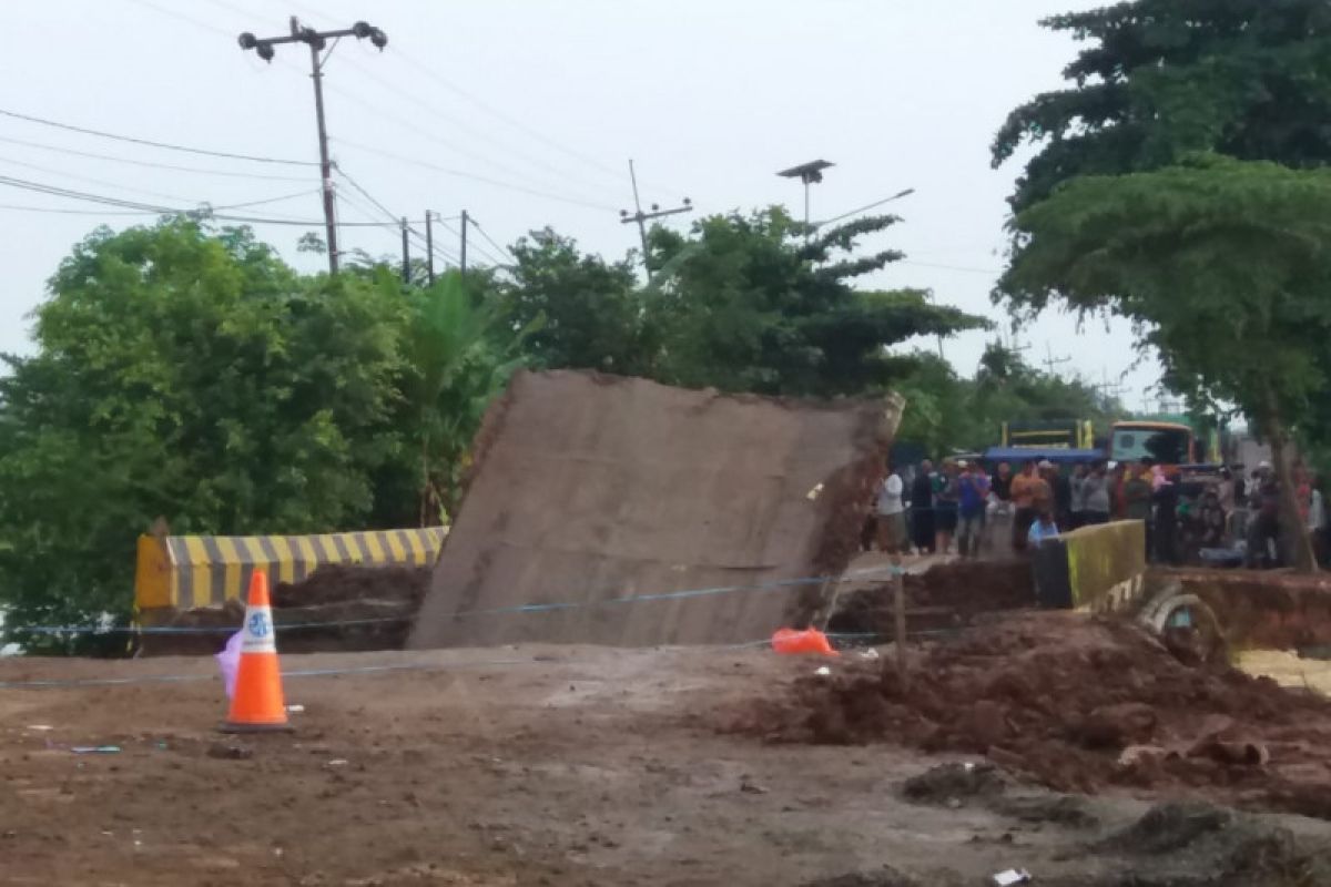 Jembatan Mataraman  putus jalur Trans Kalsel-Kaltim lumpuh