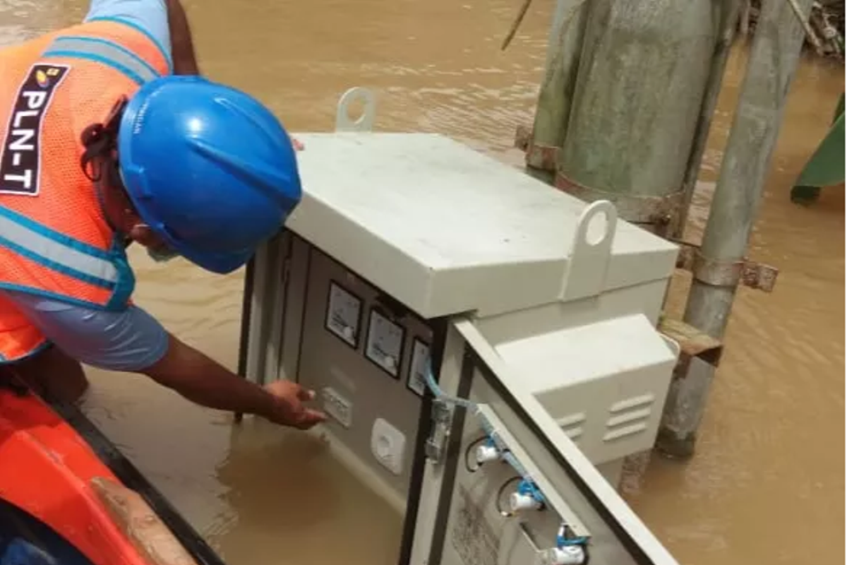 Banjir Kalbar-Kalsel, PLN terus berusaha menormalkan pasokan listrik