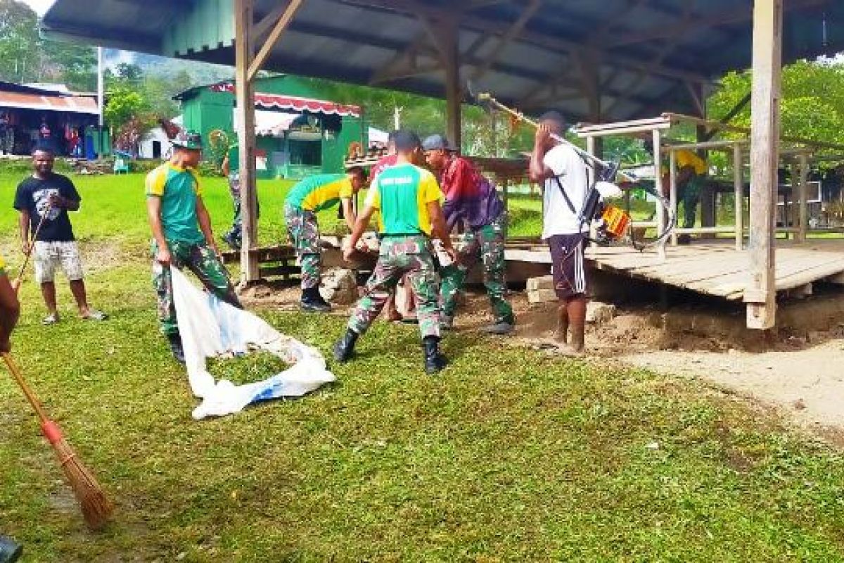Babinsa Koramil Kelila-Satgas Pamrahwan bersihkan pasar