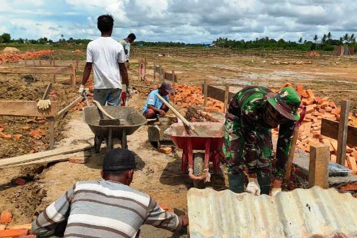 Soldiers in Papua assist construction of Asy-Syifa school