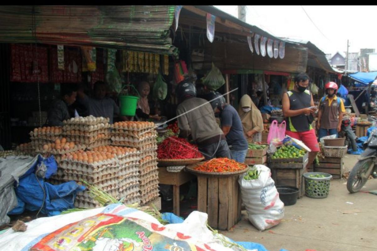 Aktivitas pasar  tradisional   Mamuju berangsur normal