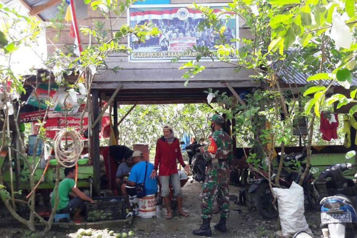 Babinsa Koramil Timika lakukan komsos dengan warga kelurahan Kamoro Jaya