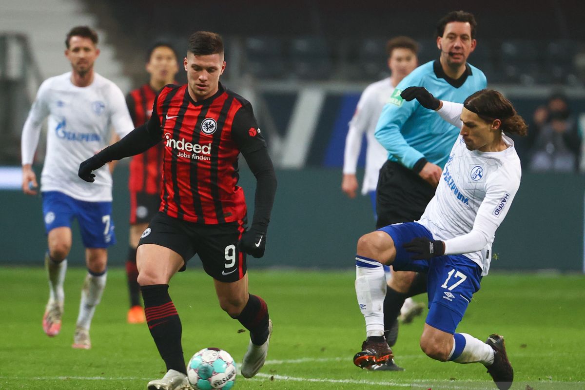 Luka Jovic sumbang dua gol saat Frankfurt tundukkan Schalke 3-1