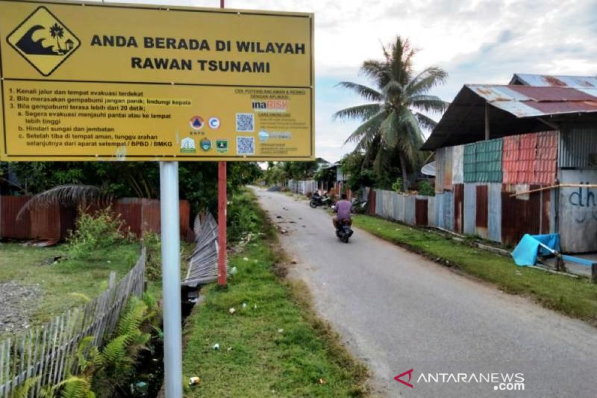 BPBD pasang rambu evakuasi di desa rawan bencana alam di Aceh Barat