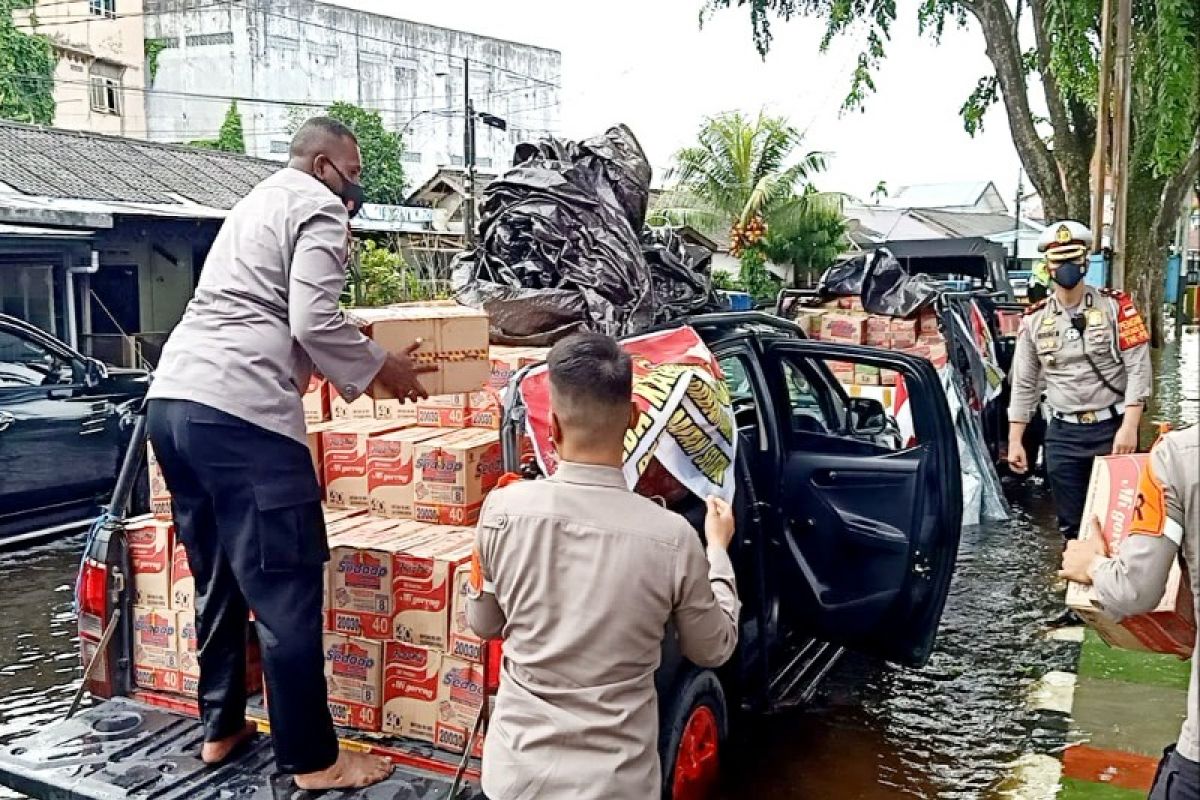 Polda Kalteng kirim bantuan sembako ke Kalsel