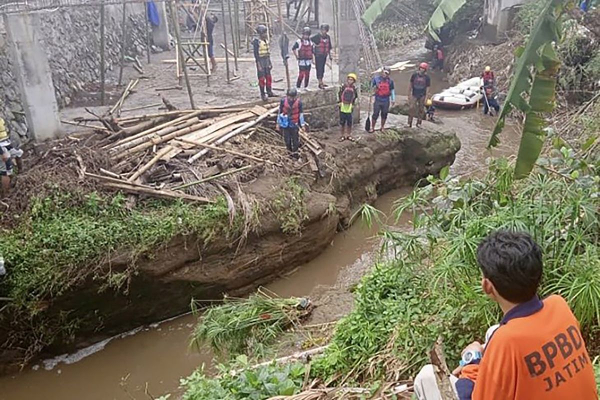 Berupaya selamatkan motor, seorang warga Malang terpeleset dan terseret arus Sungai Bango
