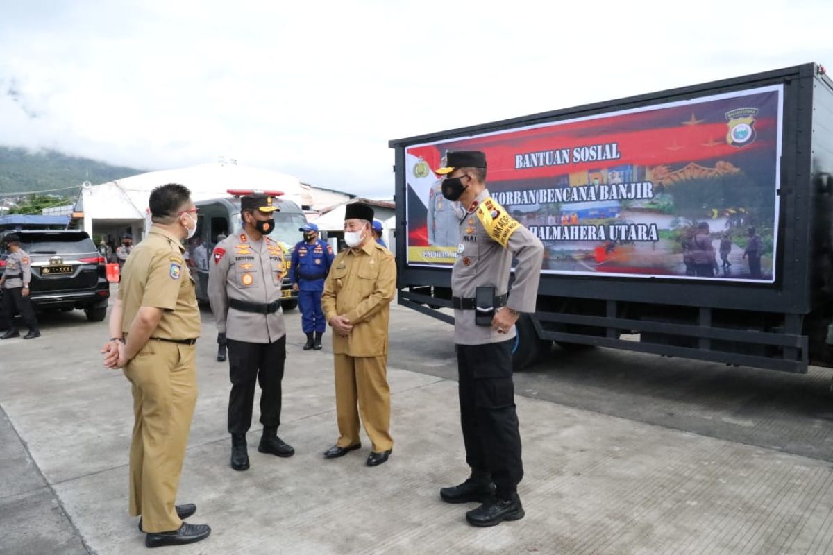 Kapolda Malut lepas bantuan untuk korban banjir di Halut