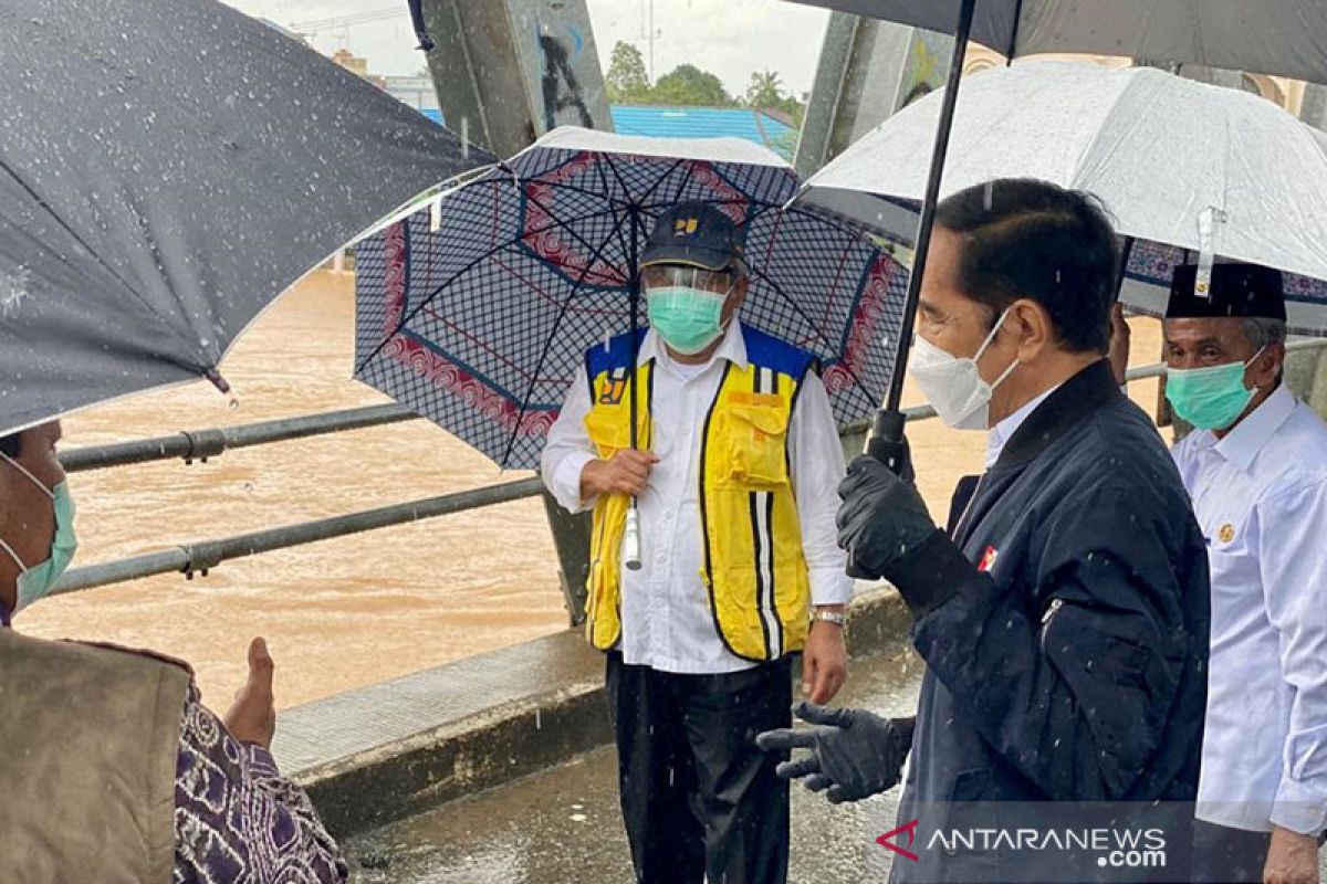 Tak bisa susuri sungai, Jokowi pantau banjir Kalsel dari atas jembatan