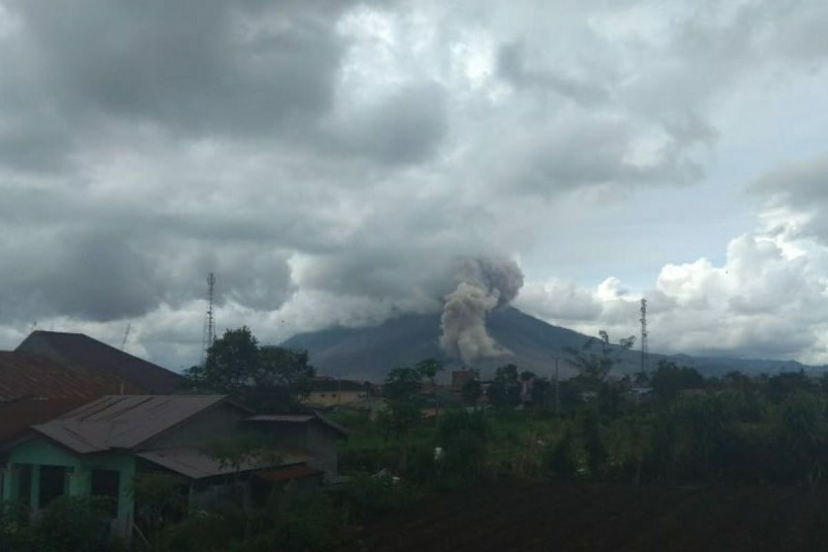 BPBD Karo sebut  Gunung Sinabung erupsi, tinggi kolom abu tidak teramati