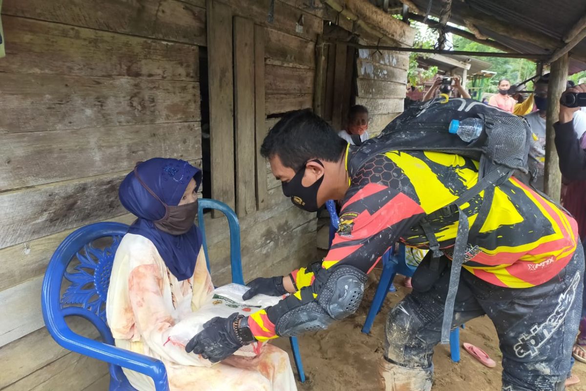 Polres Bangka Barat salurkan bantuan sembako di Kecamatan Kelapa