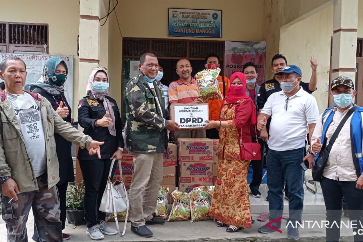 Anggota DPRD Banjarbaru peduli korban banjir