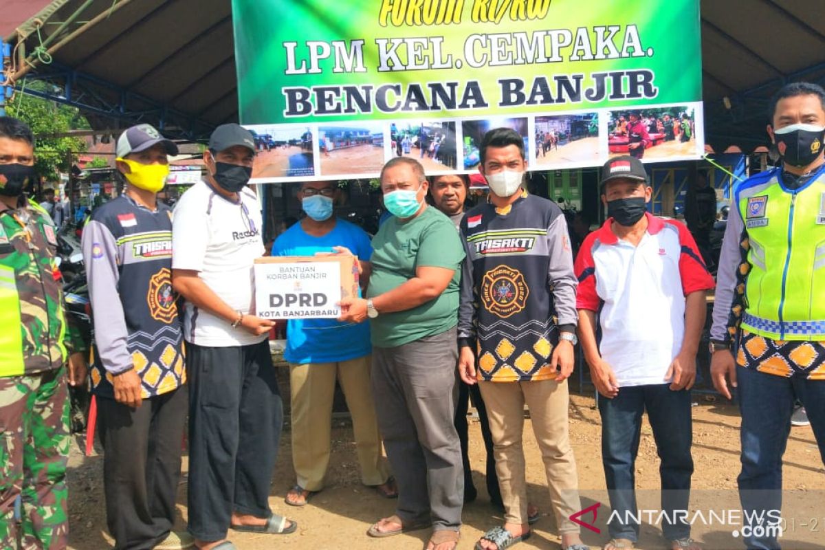 Anggota DPRD Banjarbaru salurkan bantuan korban banjir