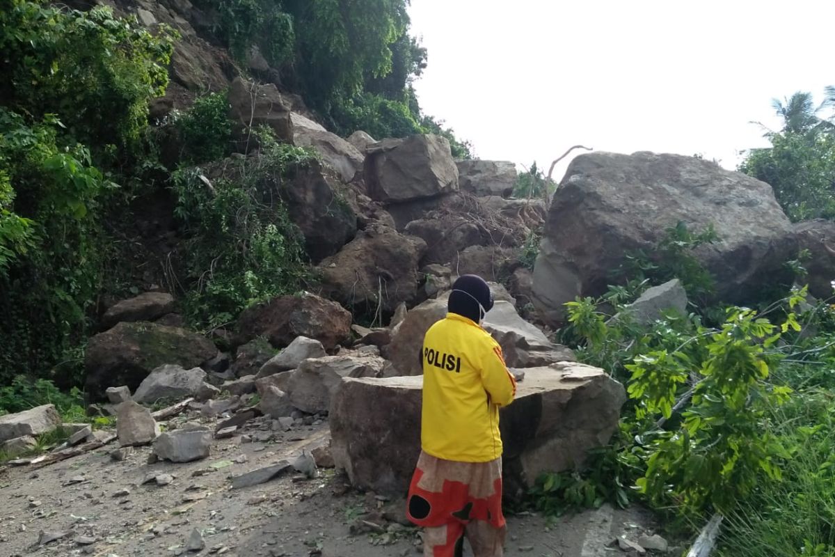 Akses jalan menuju Kota Mamuju terputus setelah longsor terjadi di Majene