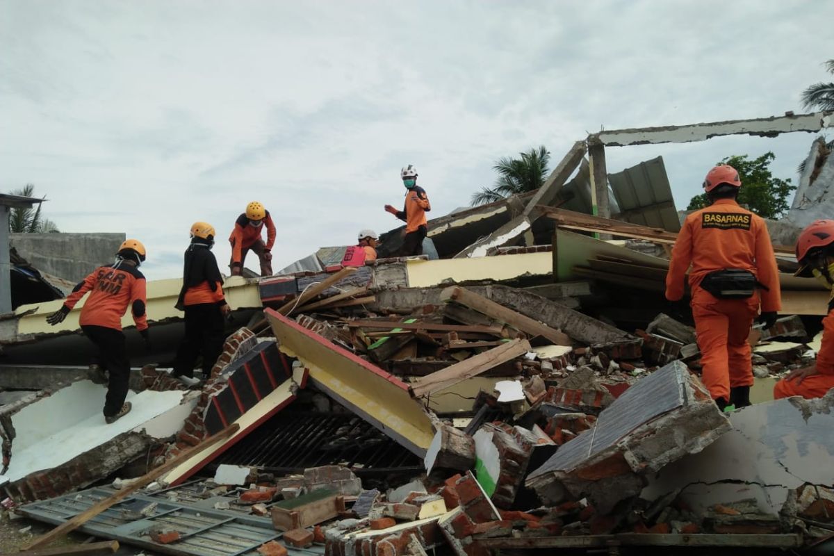 SAR Unhas Makassar: Masyarakat Sulbar berdatangan melihat kondisi rumah
