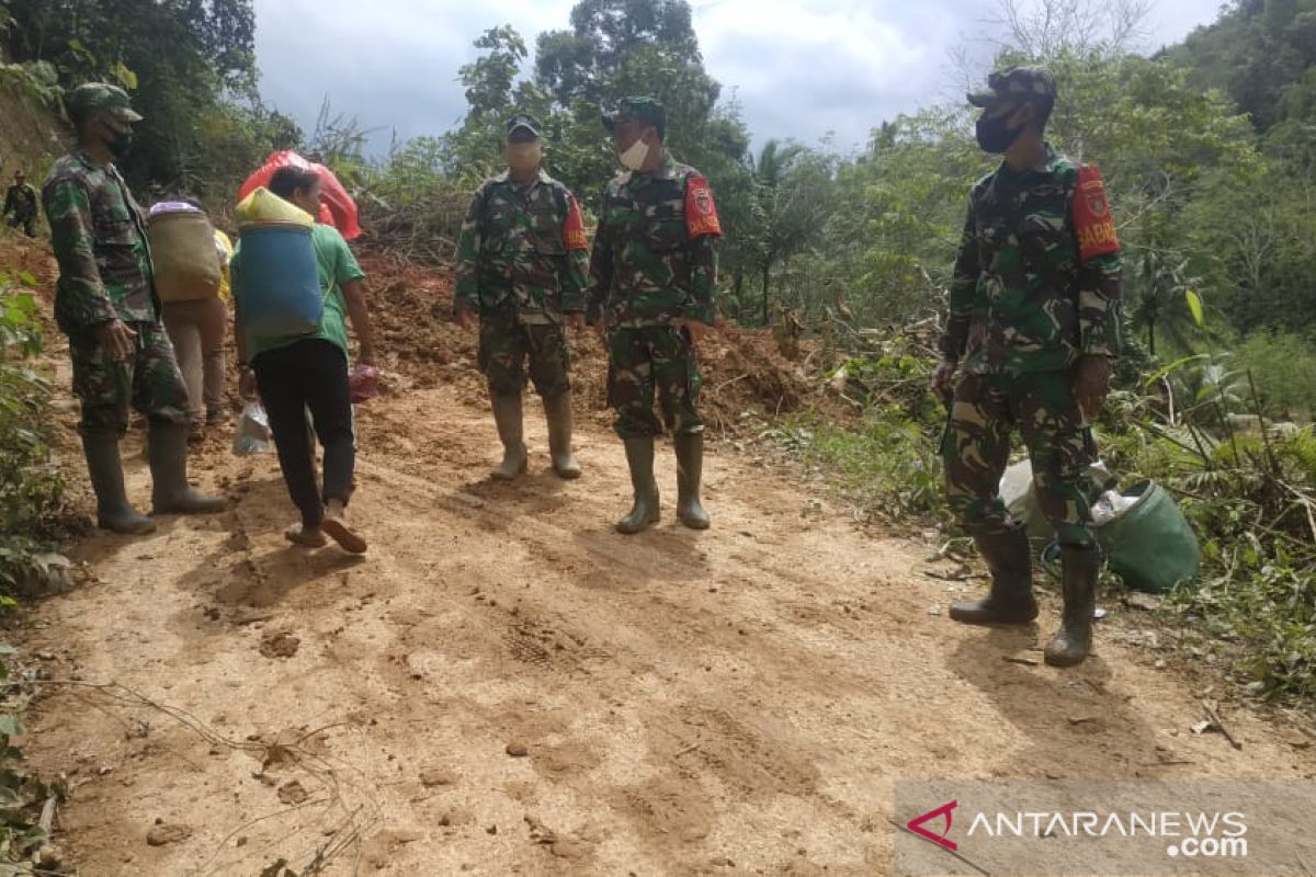 Dandim Barabai: Pengantaran logistik ke Datar Ajab hanya bisa jalan kaki 3 jam