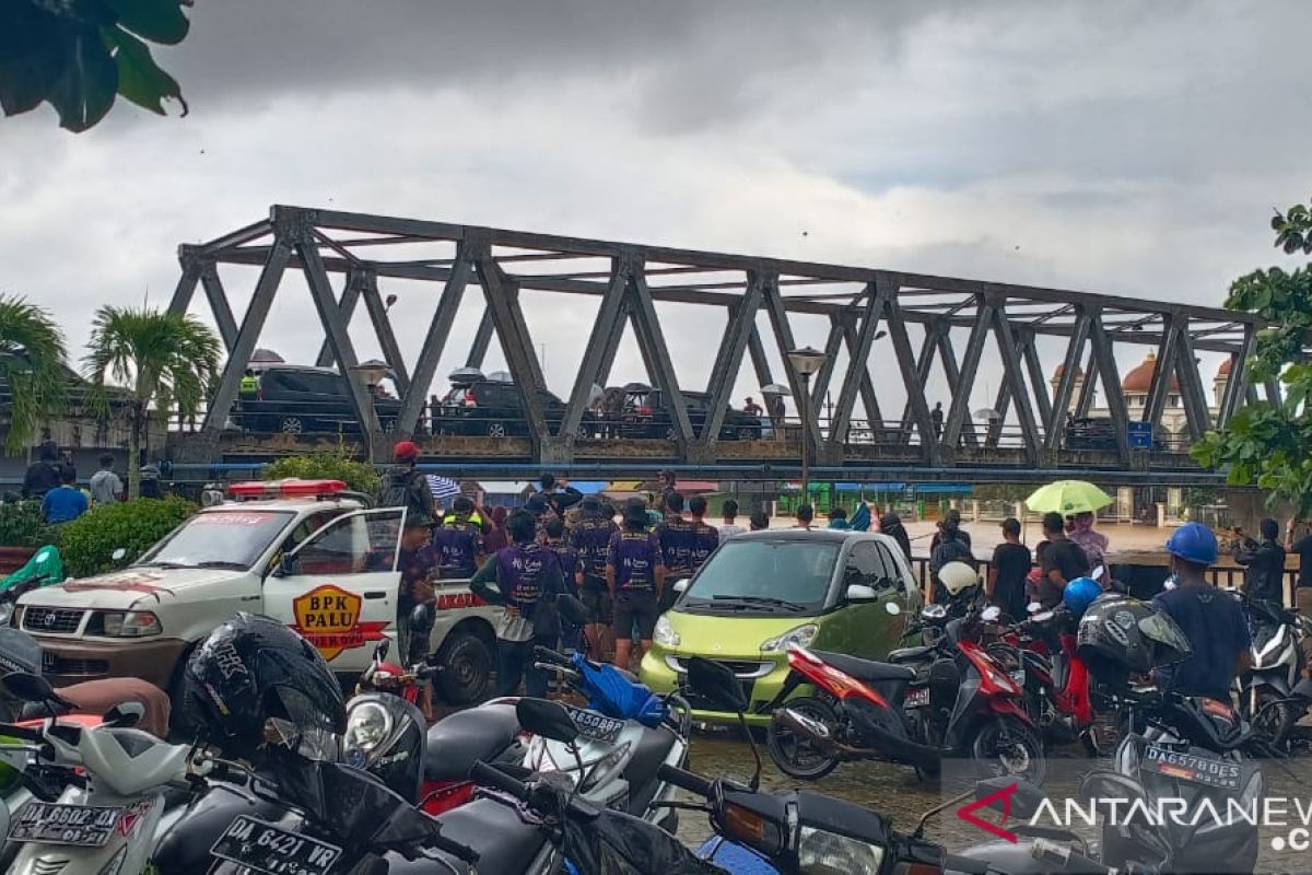 Jokowi tiba di Jembatan Pekauman Martapura disambut hujan