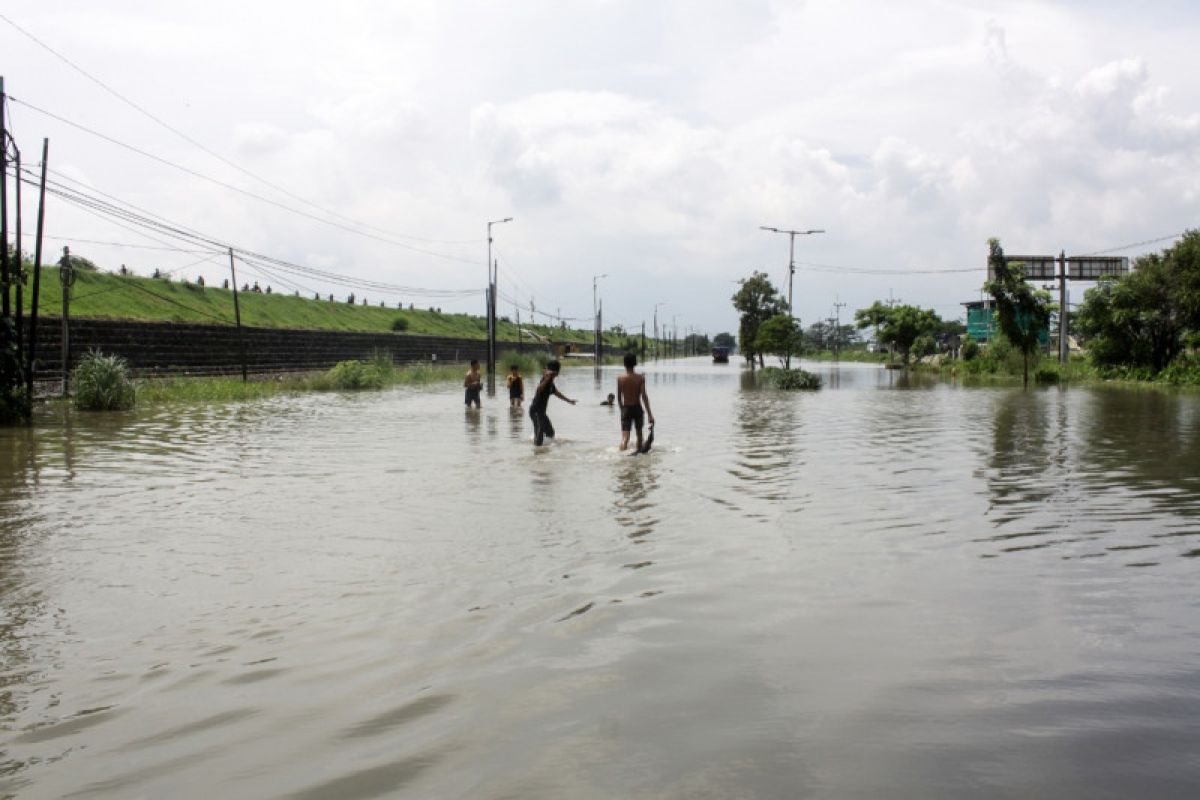 Pemkab Sidoarjo kerahkan tujuh pompa tangani banjir di Raya Porong