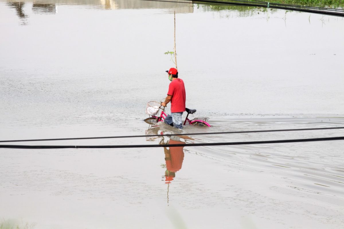 Jalan Raya Porong Sidoarjo terendam banjir setinggi satu meter