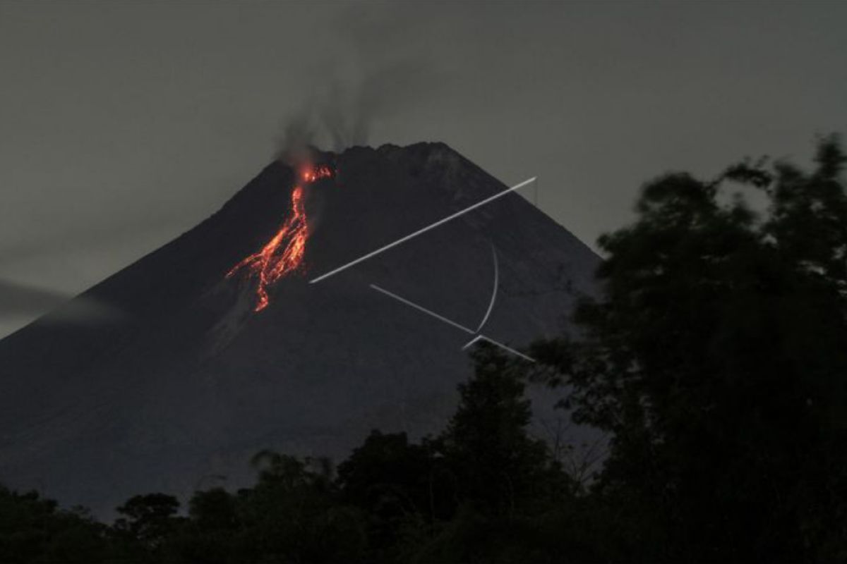 Gunung Merapi  luncurkan awan panas guguran sejauh 1.000 meter