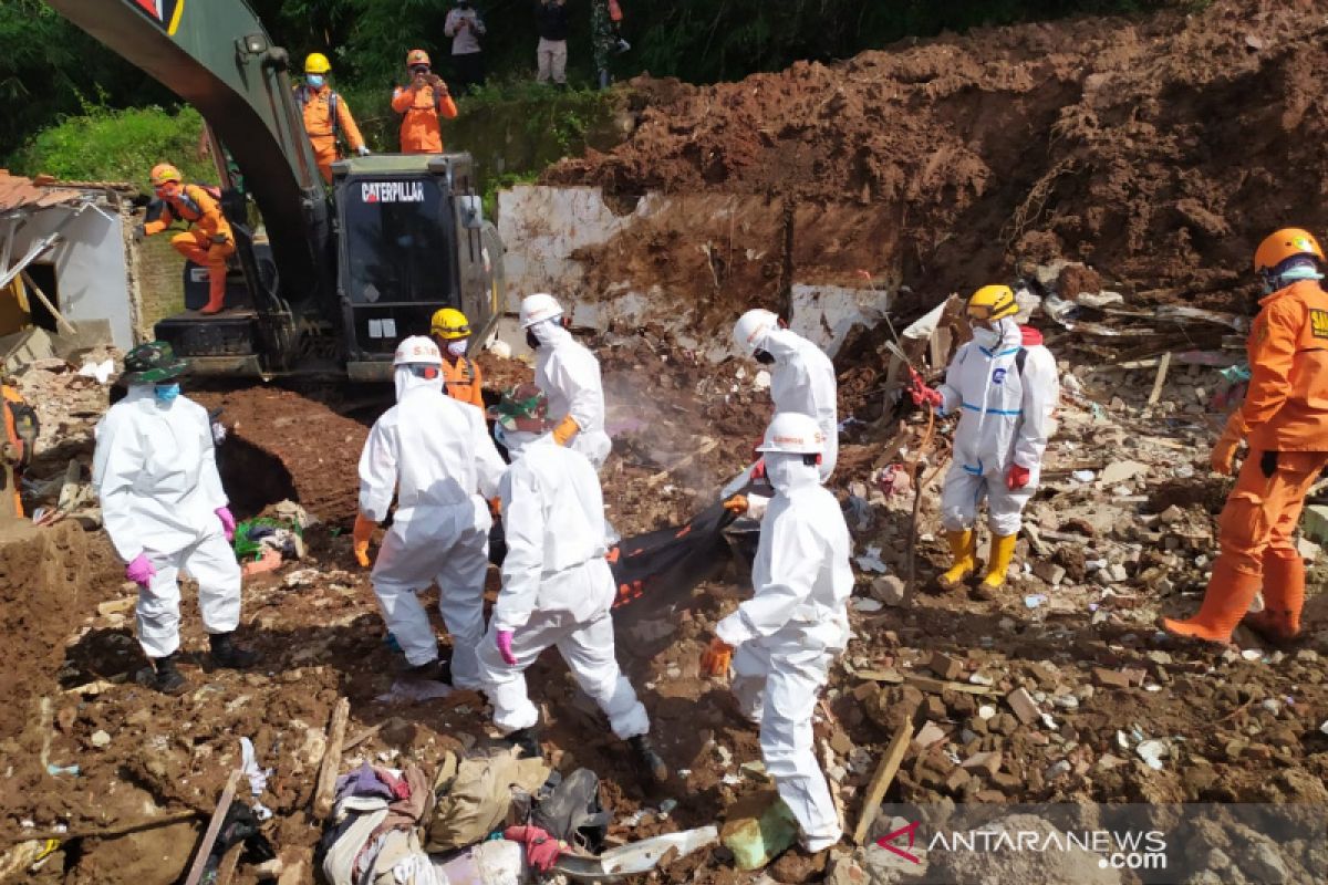 Tim SAR cari empat orang diduga masih tertimbun longsor di Sumedang