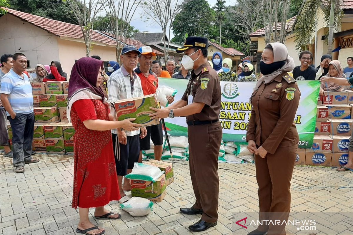 Ratusan Korban banjir di Barabai dapat bantuan dari Kejaksaan Negeri HST