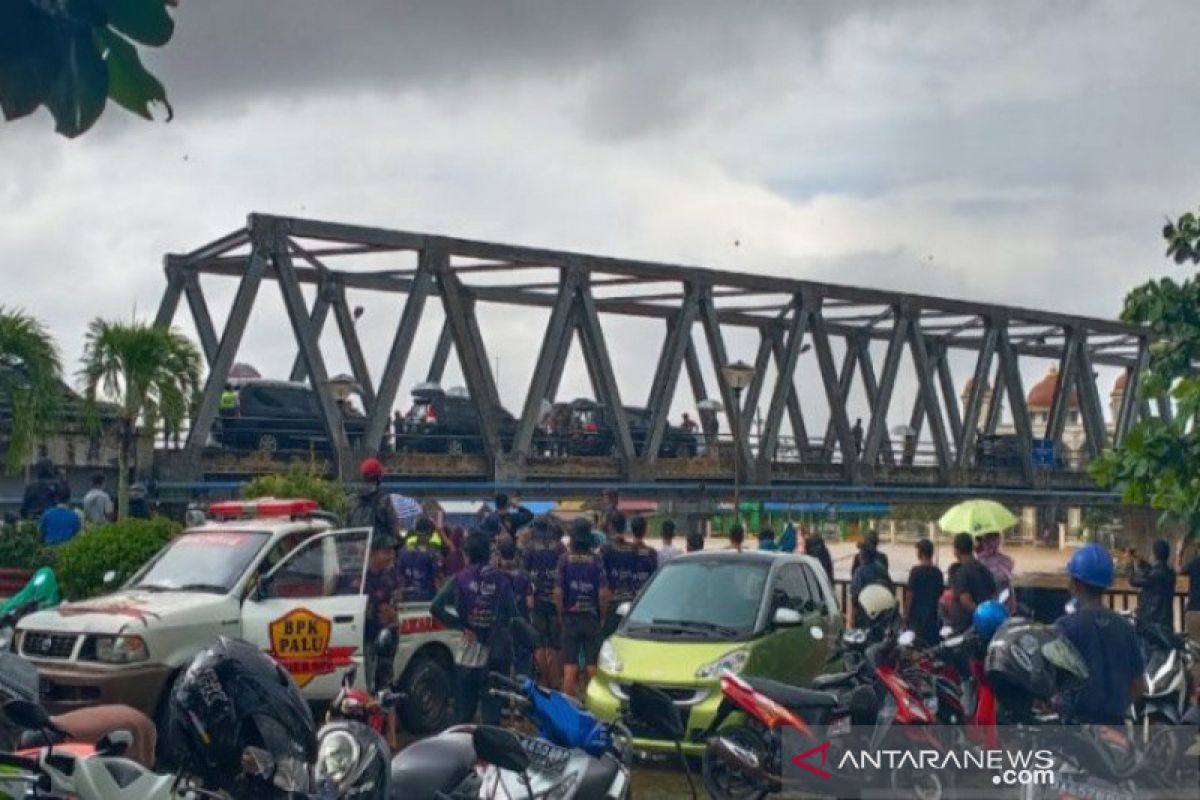 Presiden pantau dari atas jembatan di tengah banjir di Kalsel