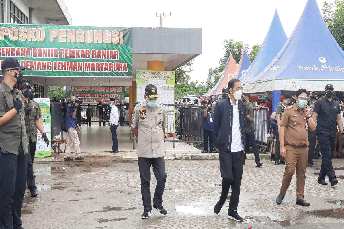 Presiden Joko Widodo sapa pengungsi korban banjir di Kabupaten Banjar