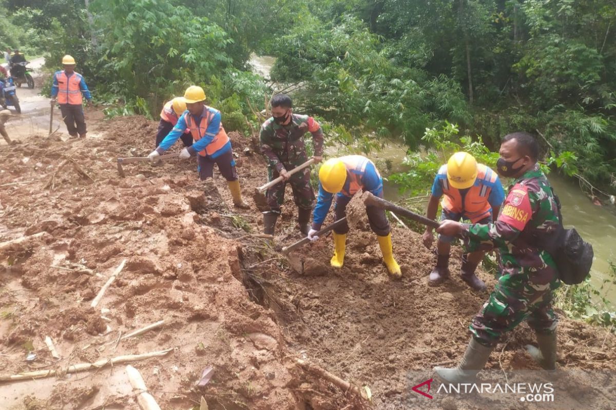 TNI bersama warga buka akses jalan yang longsor daerah pegunungan HST