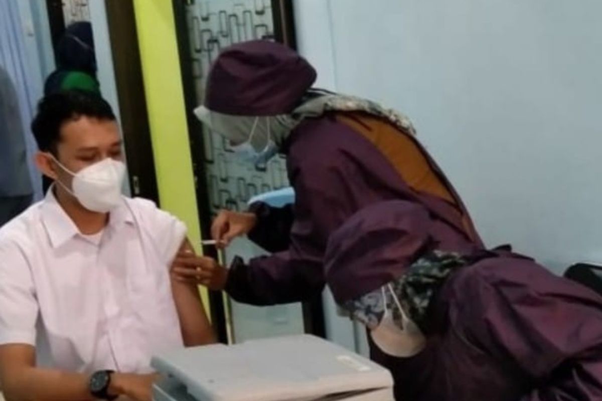 Vaksinasi nakes di Bandarlampung tidak serentak