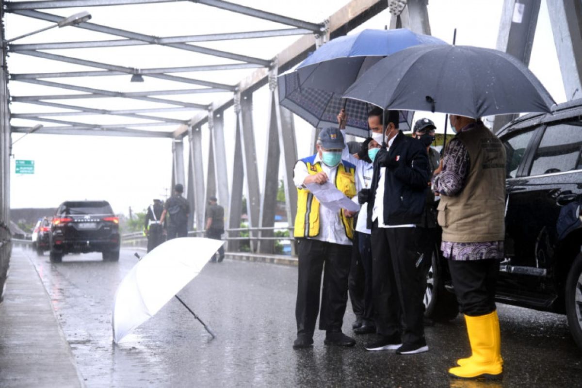 Presiden Jokowi tinjau lokasi banjir di Kalsel