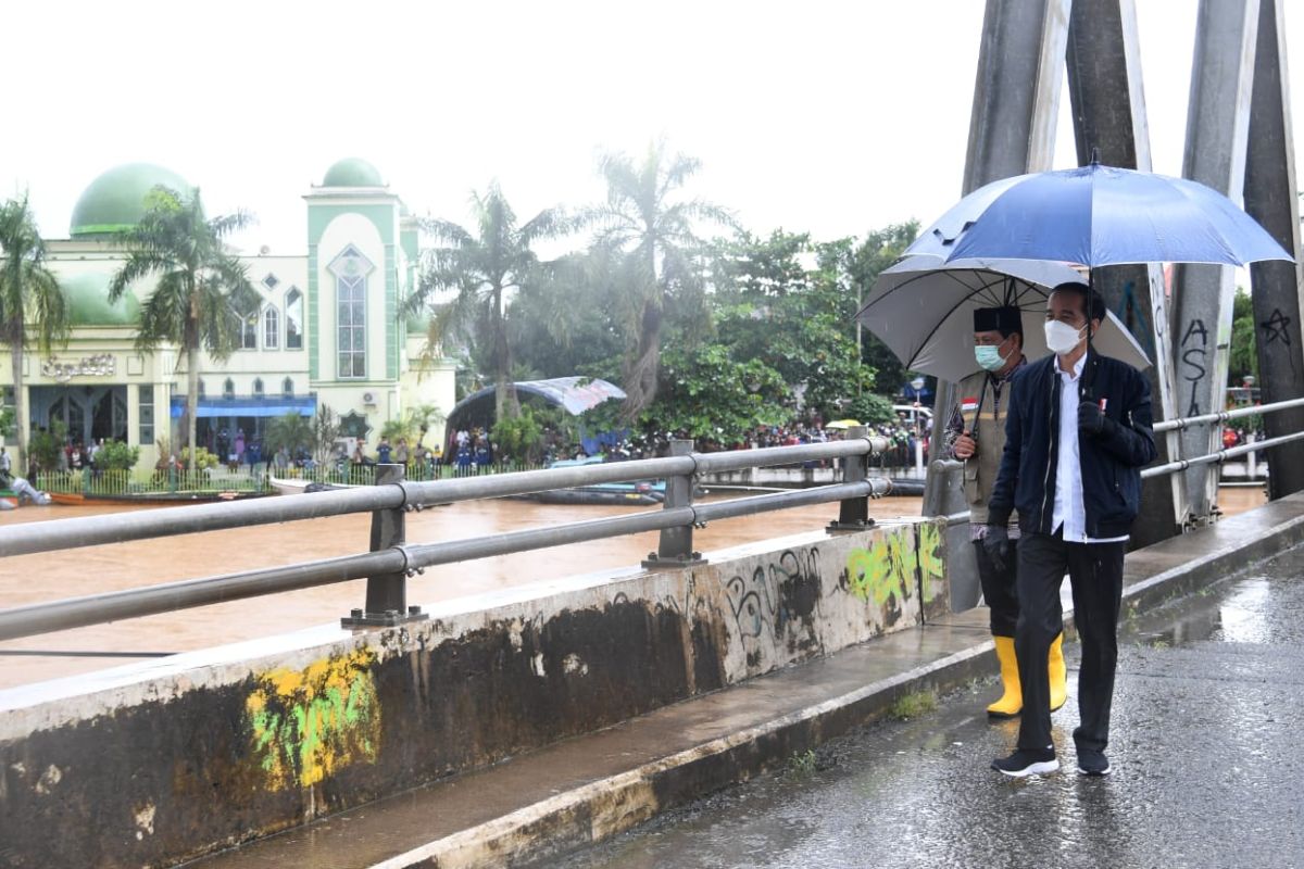 Presiden Jokowi pantau dari atas jembatan di tengah bencana banjir Kalsel