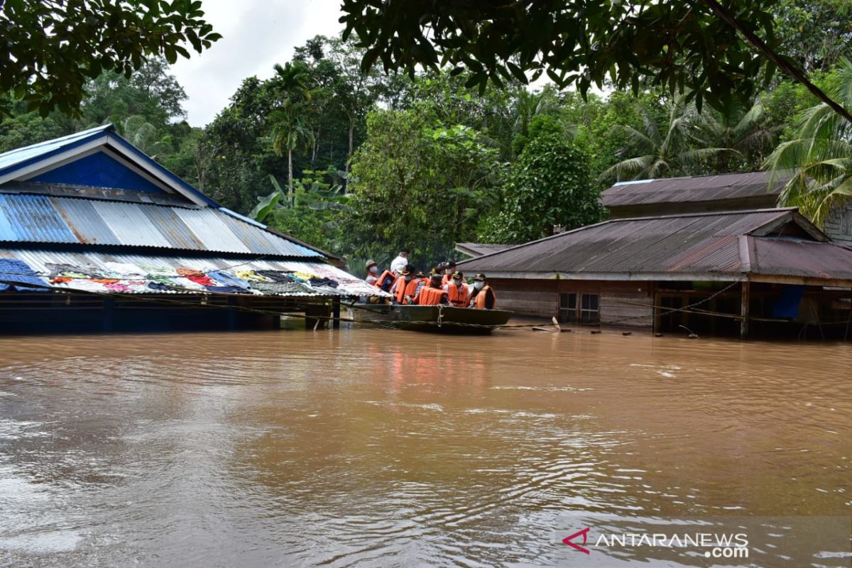 Ketua DPRD Bengkayang salurkan bantuan dan pantau daerah banjir