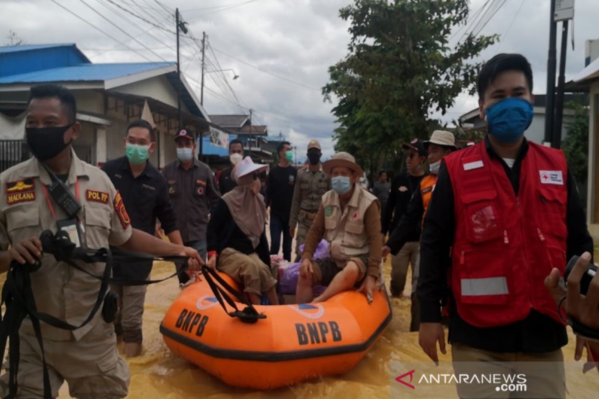 Bupati Tapin salurkan bantuan korban banjir HST