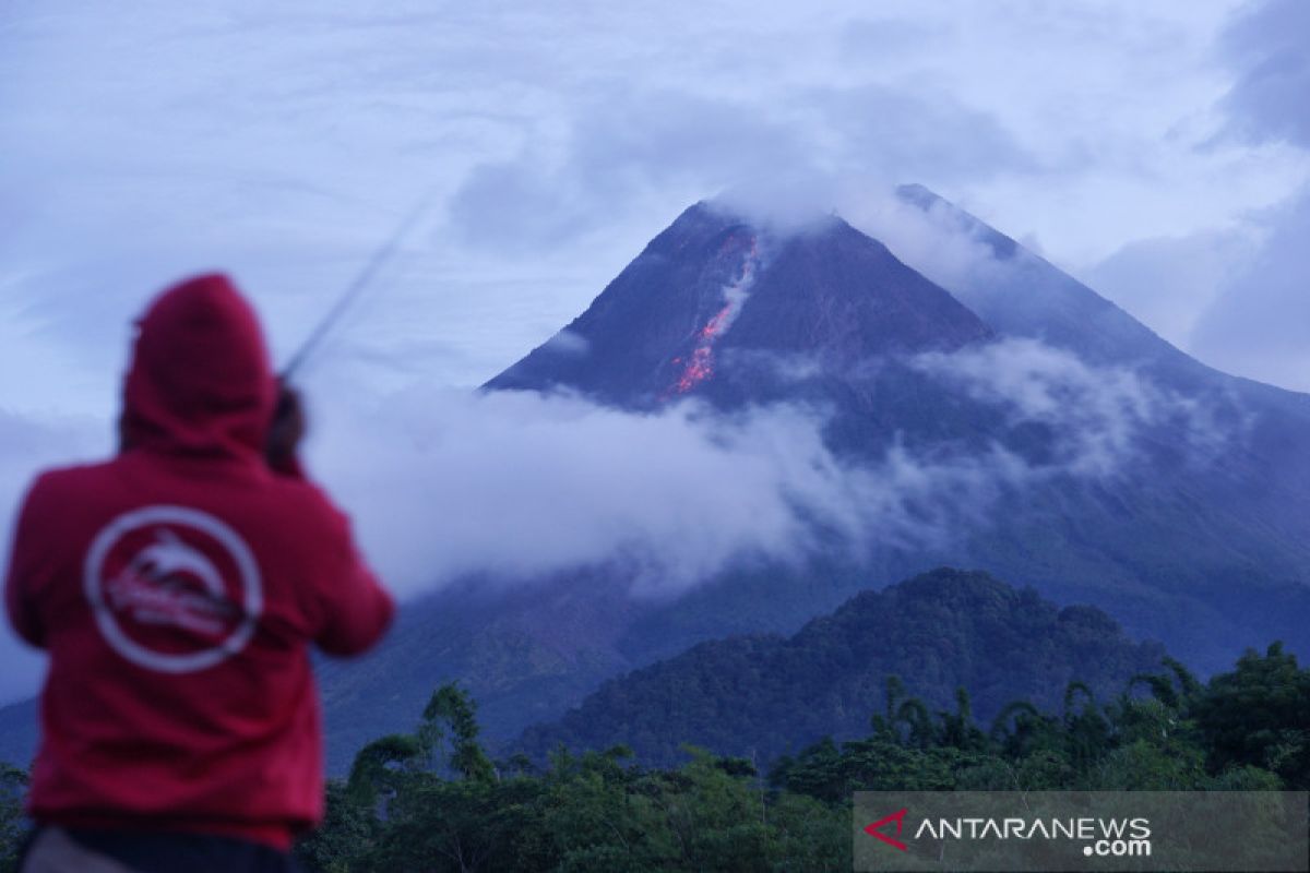 Gunung Merapi muntahkan awan panas guguran sejauh 1.800 meter