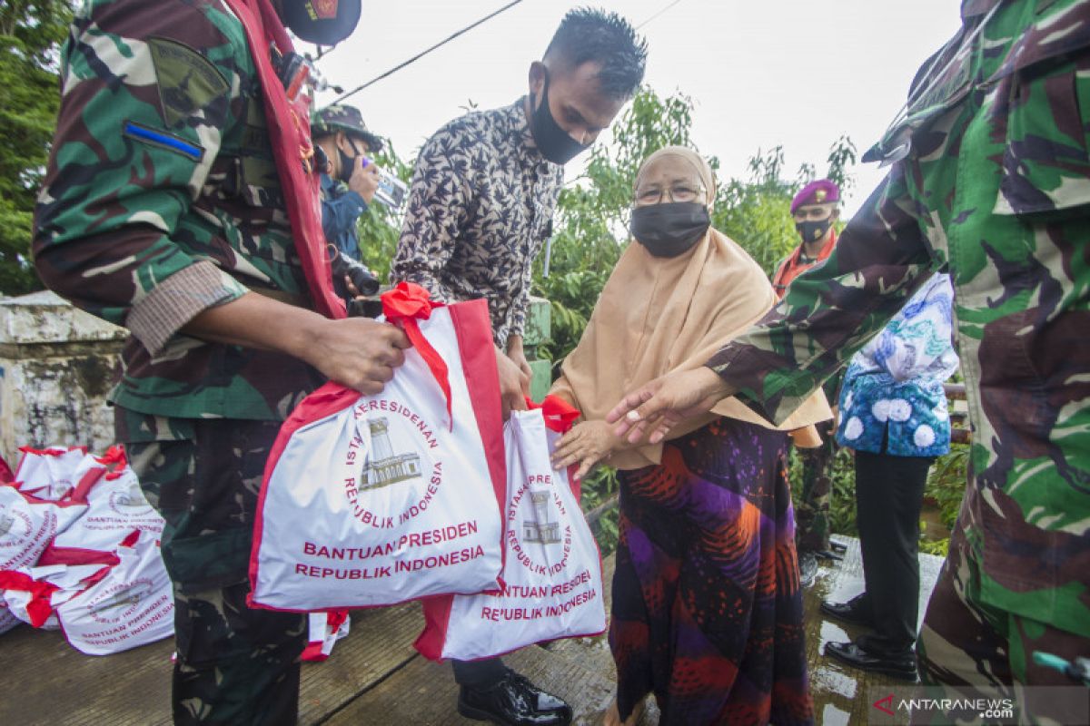 Marinir salurkan bantuan sembako untuk korban banjir Banjar Kalsel