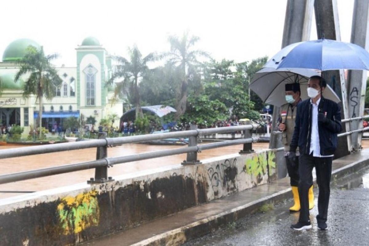 Presiden Joko Widodo memantau dari atas jembatan di tengah banjir di Kalsel