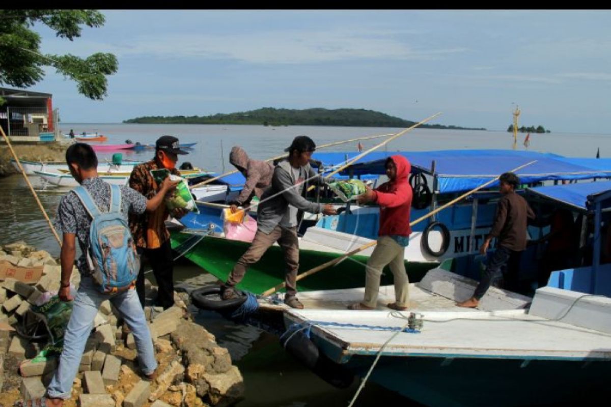 TNI AL distribusikan bantuan untuk warga Pulau Karampuang di Sulbar