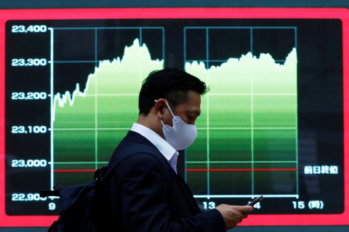 Saham Jepang merosot karena aksi mengambil untung, pembuat mobil naik