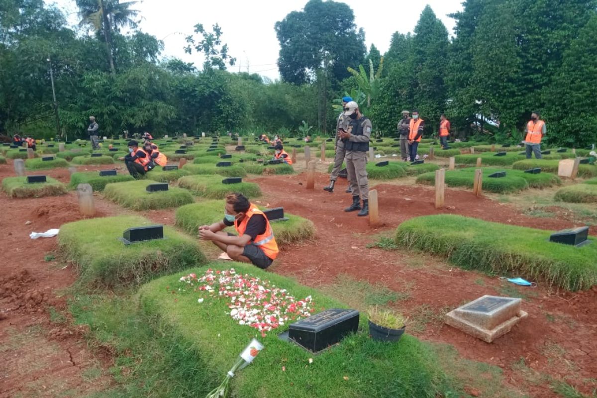 Satpol PP Tangsel beri sanksi pelanggar prokes berdoa di pemakaman