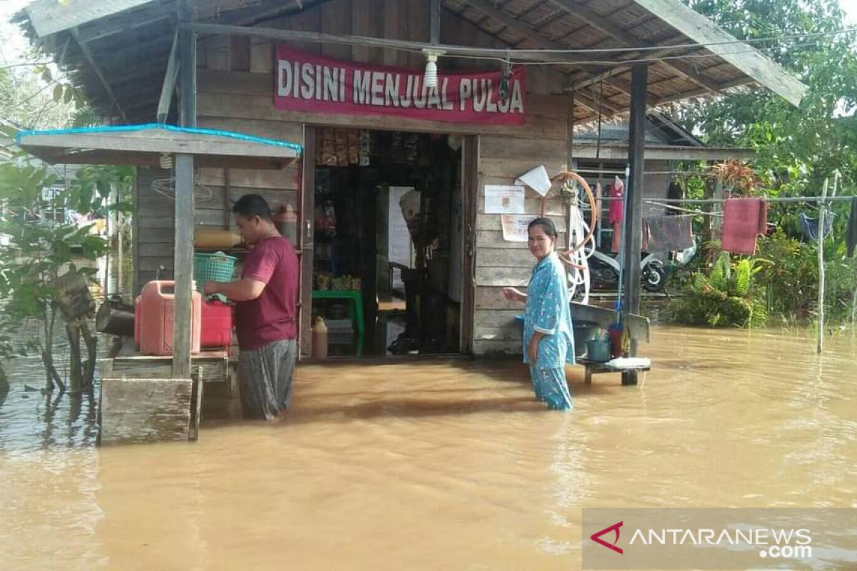 Ketinggian air di rumah warga Desa Sendoyan capai 20 cm kiriman banjir dari Bengkayang