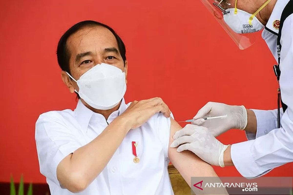 Presiden Jokowi menjalani vaksinasi COVID-19 kedua Rabu
